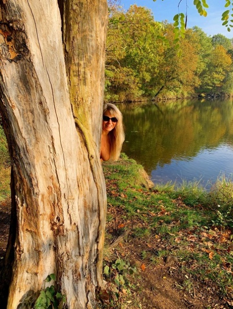 Blonďatá amatérka Sweet Susi modeluje nahá v černých kožených botách u jezera