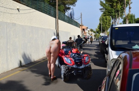 Mais velha BBW Nua Chrissy anda de moto 4 com o rabo nu em óculos de sol