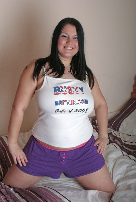 A britânica Kim B chupa um rebuçado enquanto mostra as suas grandes mamas naturais