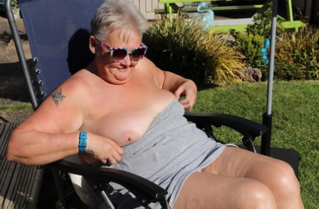 Fat nan Valgasmic Exposed visar sina bröst och snippa på en solstol i trädgården
