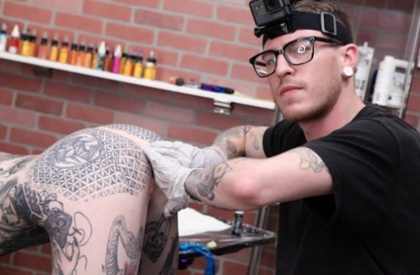 Tatoeëerder Amber Luke wordt geneukt na een nieuwe tatoeage