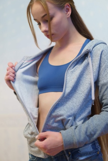Dlouhovlasá teenagerka Liania zůstává se spermatem kapajícím z její kundičky po šukání