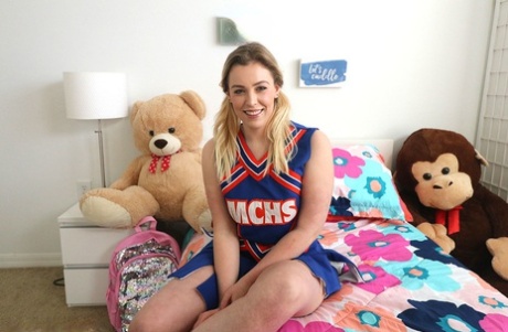 Den blonde cheerleader Krystal Kash blotter sine bryster, mens hun giver et POV-håndjob