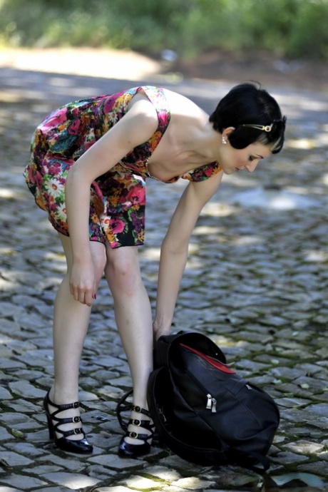 La chica de pelo corto Anita De Bauch se acaricia las tetas mientras se cambia de ropa interior