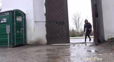 Antonia Sainz est surprise en train de pisser par terre près de toilettes fermées à clé.