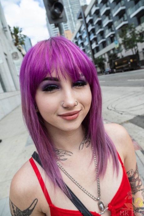 Una chica tatuada con el pelo teñido se deja follar durante una sesión de POV