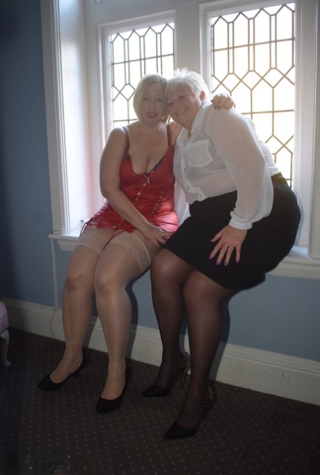 Lesbianas mayores con sobrepeso se desnudan en medias de nylon antes de juguetear con sus coños