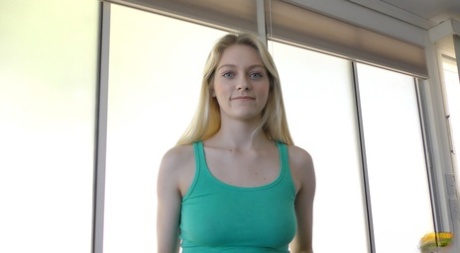 Blond nastolatka Allie Rae uprawia seks POV na biurku w skarpetkach