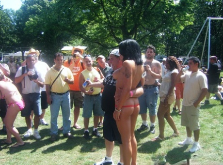 Nahé striptérky zdobí pódium během venkovního festivalu