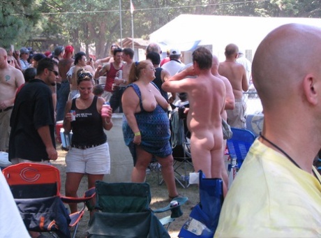 服装自由なクラブでの野外での裸の素人たちのコンパイル