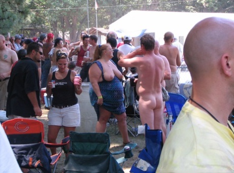 Compilatie van naakte amateurs in de buitenlucht bij een clothing optional club