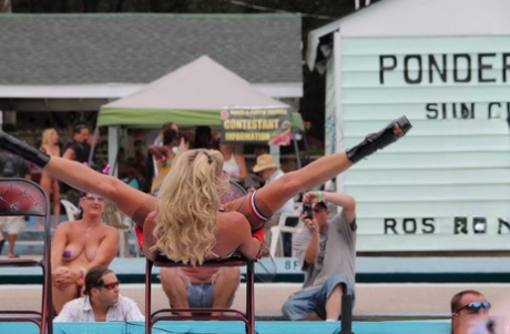 Amateurmeisjes betreden dit podium in een kledingvrije club