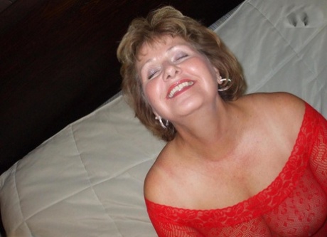 Rijpe vrouw Busty Bliss eindigt met sperma op haar borsten na een pijpbeurt