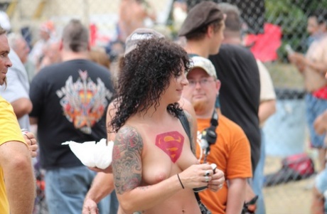 Amatørkvinder viser deres bryster og fisser på en side med tøjvalg
