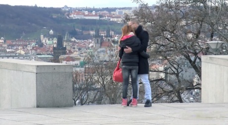 Jenifer Red hat Sex auf einem Sofa mit einem Mann, den sie gerade an einem öffentlichen Ort getroffen hat