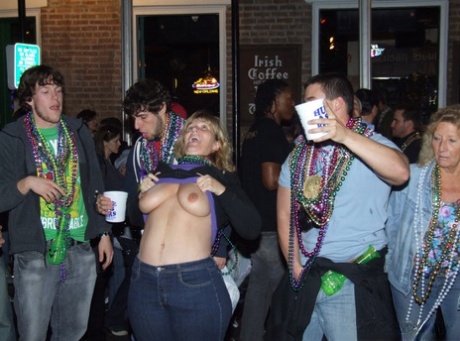 Amateur meiden laten hun borsten zien nadat ze dronken zijn geworden op een feestje