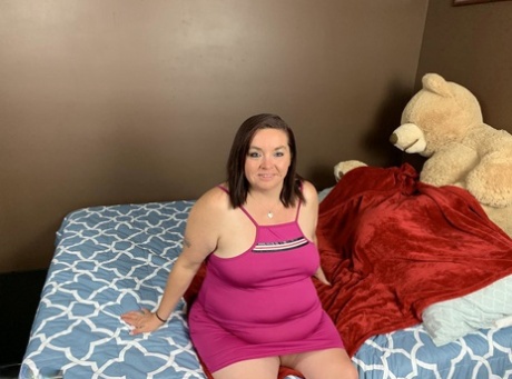 Mature BBW Sexy NE BBW spreads her pussy on a bed after showing her big ass