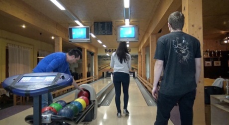 Brunette meisje Ornella Morgen heeft seks met haar vriendje op een bowlingbaan