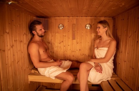 Mooie babe Eyla Moore wordt verleid en geneukt in de sauna...