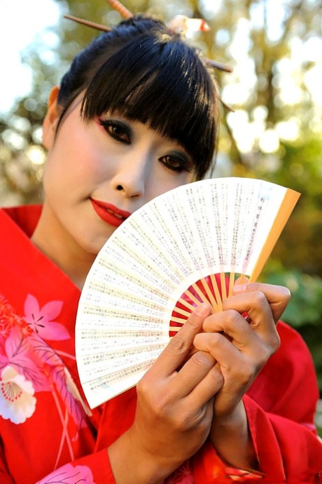 Geisha japonesa dá prazer a um homem branco que ela acabou de conhecer num parque público