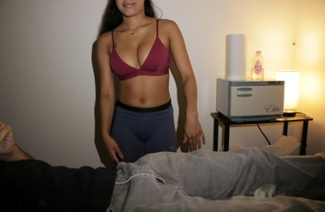 Geile masseuse Maya geeft sensuele massage aan haar klant hele lichaam en zijn