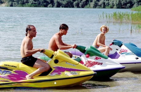 Rubia se corre en su cara después de un día en el lago con sus novios