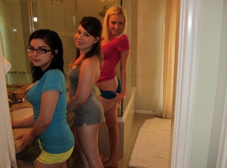 Napalona młoda dziewczyna Abby zaprasza swoje koleżanki na lesbijski 3some pod prysznicem