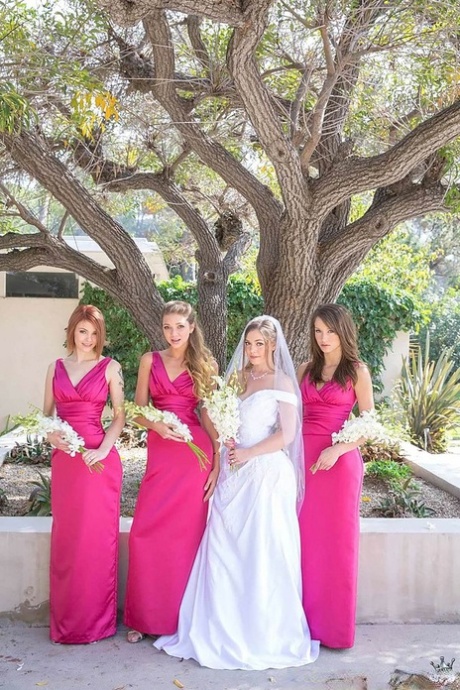 Лесбиянки в форме подружек невесты мелькают горячими попками в обнаженной юбке в парке
