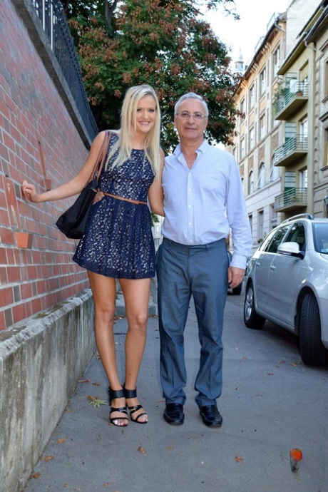 Sexy blond meisje uit Europa buigt voorover voor een oude man om haar in de kont te neuken