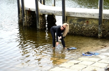 Rapariga loira em fato de mergulho é apanhada no lago para uma rapidinha