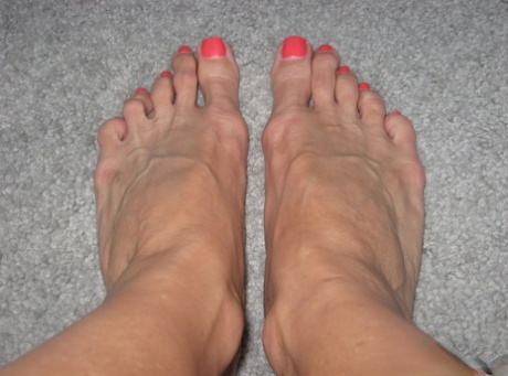 Sexy pornstar Erica Lauren flaunts painted sexy toes in sandals & bare