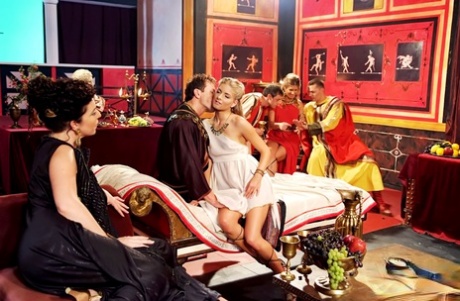 Hete grieten en hun mannelijke vrienden nemen deel aan orgie tijdens een Romeins themafeest
