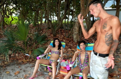 Latinamerikanske tenåringer i badedrakt blir plukket opp på stranden for en heit trekant