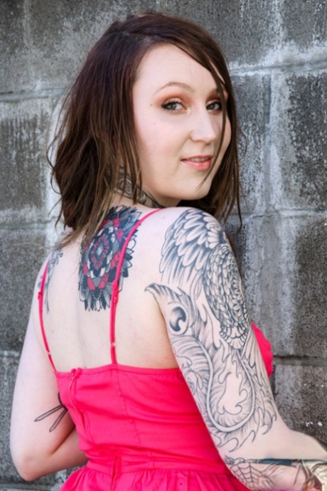 Den tatoverte tenåringen Mollie Rose har merker på bar overkropp i et fangehull.