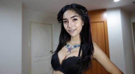 Giovane tailandese con tatuaggi cede la sua figa pelosa a un Farang