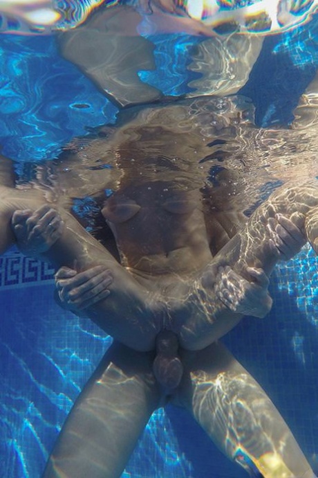 丰满的黑发荡妇玛蒂娜-戈尔德在泳池中的水下做爱，并在屁股上得到精液