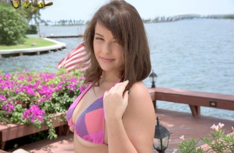 Amatør brunette ludder Cali Haze kastet bikini for utendørs pupper suger action