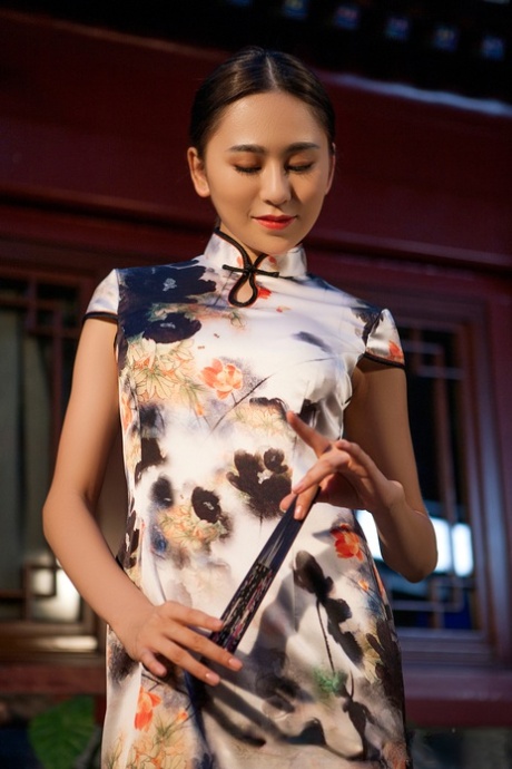 La bruna ragazza asiatica Wu Muxi si spoglia del vestito corto per modellare il bel culo e le tette nude