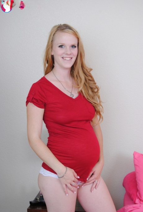 妊娠中のヒディ・メイが裸で、膨らんだ乳首、大きなお腹、伸びた赤ちゃんの穴を見せています。