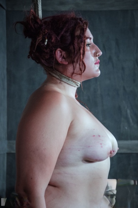 Une grosse nana subit une séance de torture extrême et des contusions dans un donjon