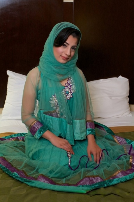 Брюнетка индийская порнозвезда Nadia Ali обнажает бритую киску для траха
