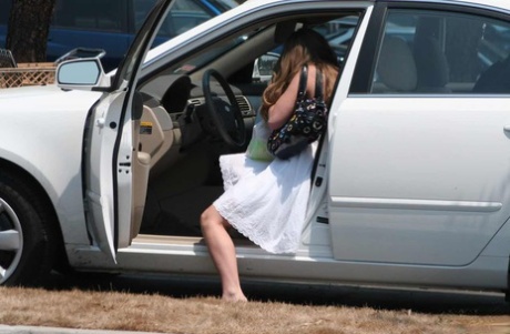 Biała dziewczyna Megan Reece przechodzi od tyłka do ust po błysku majtek w górnej spódniczce