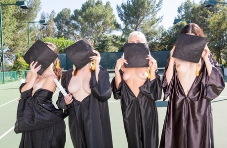 Las universitarias celebran su graduación con un trío de chicas en la residencia universitaria