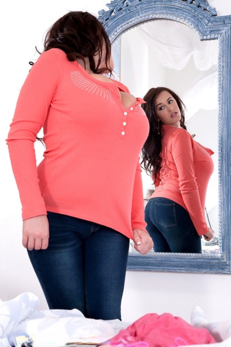 Curvy MILF Leanne Crow admires herself in a mirror before baring her knockers