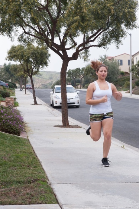 Amatörtjejen Daisy Leon sträcker ut sin håriga fitta efter en joggingrunda