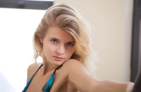 Den unge blonde pige Zoey Ryder tager bikinien af iført OTK-strømpebukser