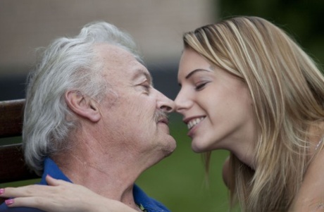 Blonde Tiener heeft seks met haar sugar daddy in de tuin