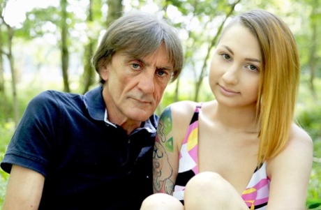 Tatoveret teenager og hendes gamle far knepper på tæppe i skoven