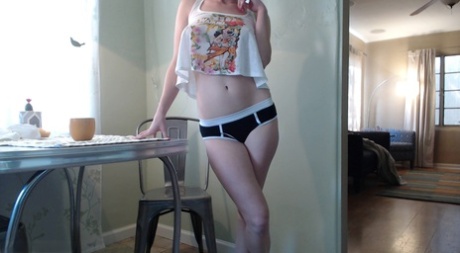 呆萌的独身女孩Amber Hahn在她的厨房里展示她漂亮的乳房和性感的屁股