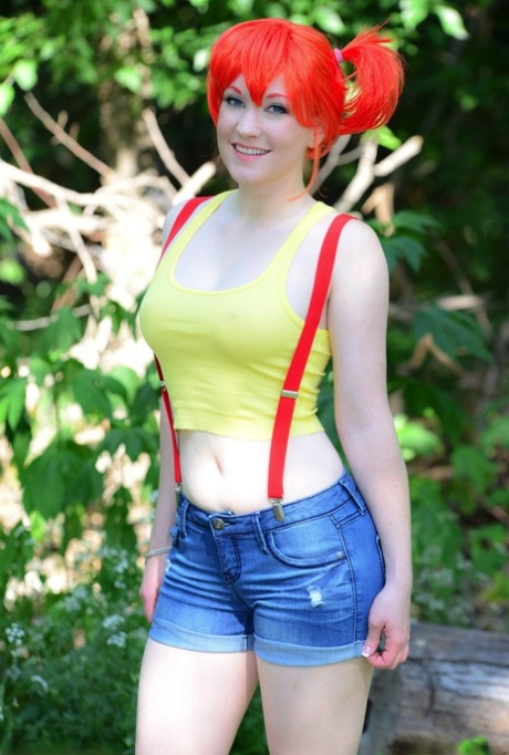 Solo meisje Lucy OHara trekt haar cosplay outfit uit in het bos